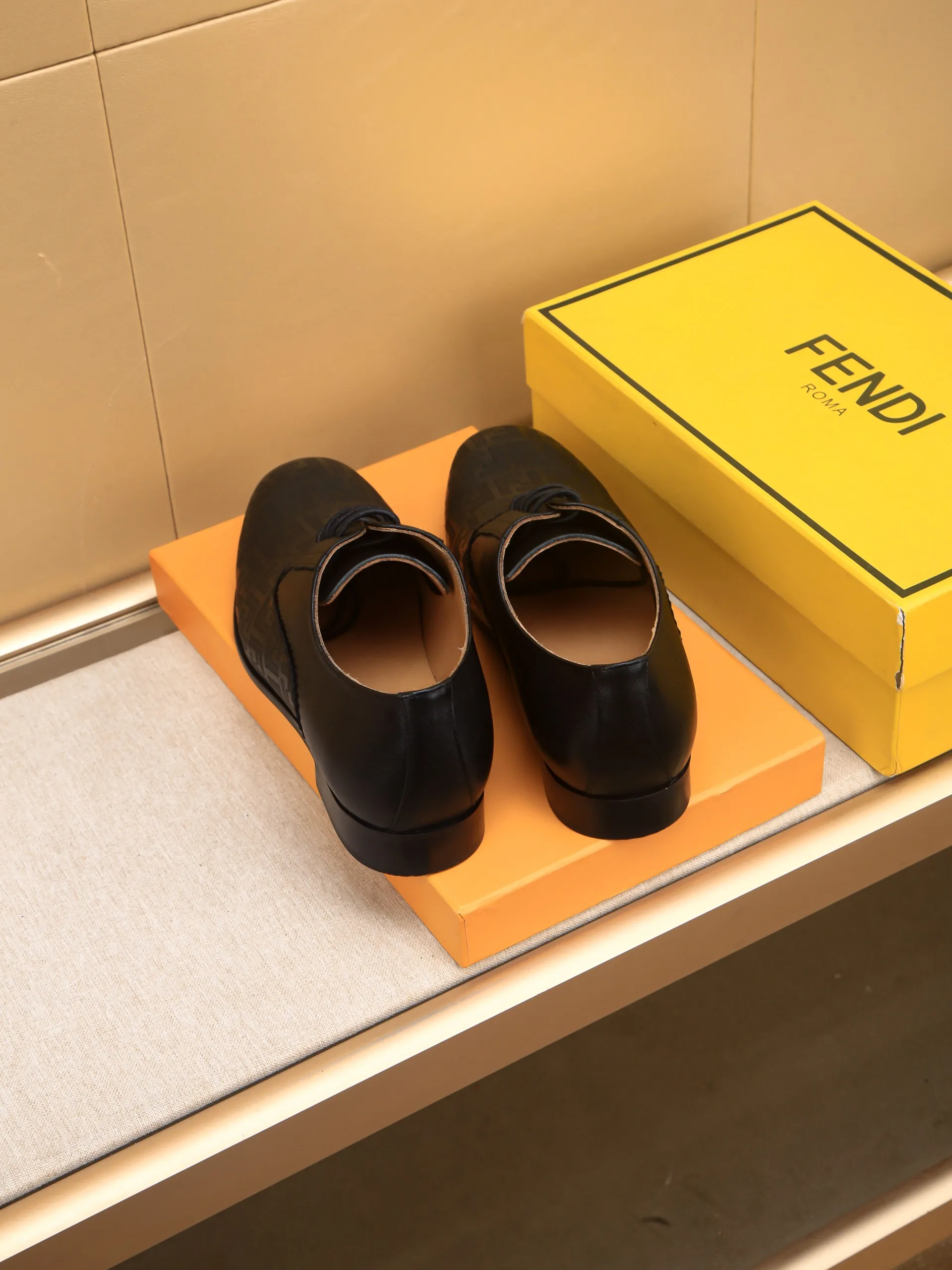 Men's shoes💰460 🕷🕷【FENDI】The latest men's formal leather shoes🇨🇳Classic series not to be missed💯The first layer is made of imported first-layer cowhide☘Original quality, the leather is smooth and delicate🎋Awesome version, perfect streamlined outline🍇🐮Leather lining, code number 39-44...(customized at 38.45.46.47)